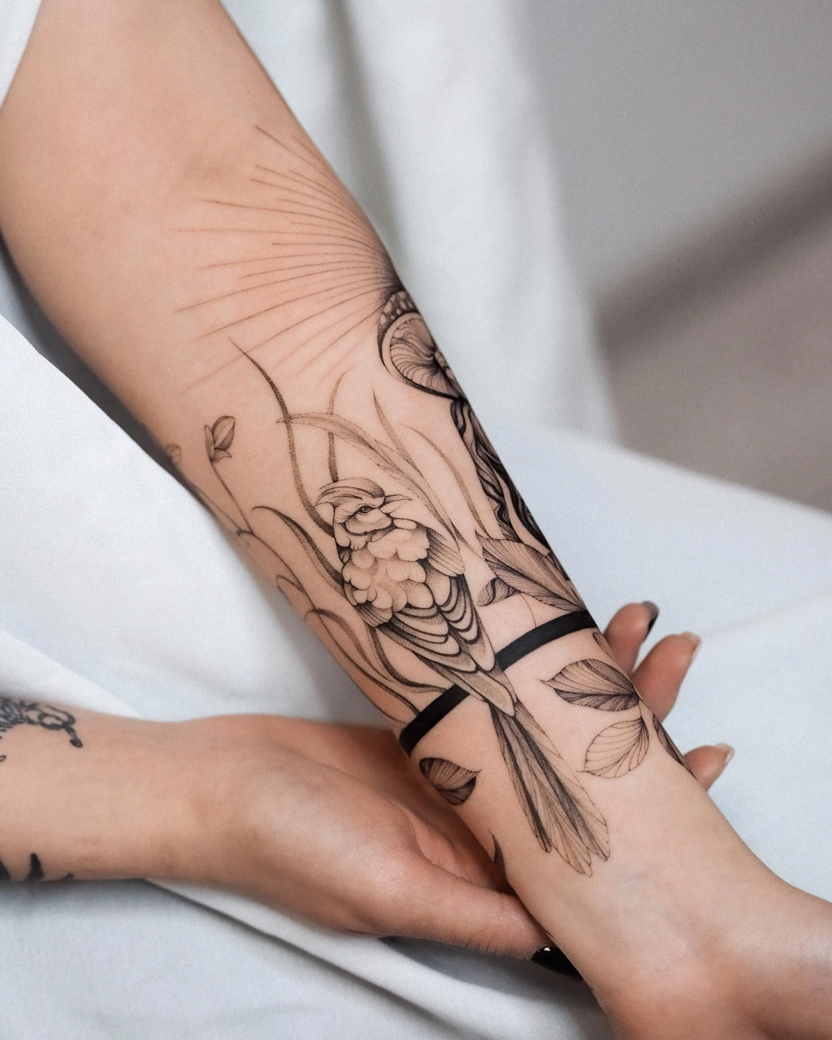 bracelet oiseau dessin symboles tatouage poignet femme mains ongles