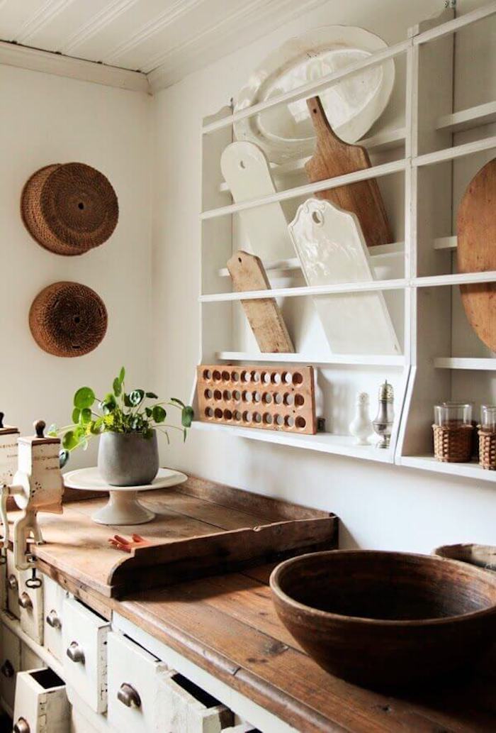 Cuisine bois rangement étagères ouvertes, objet deco cuisine, vintage idées pour le design d'intérieur, cool idée déco, plante verte sur la table