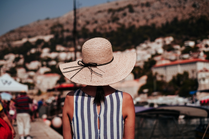 capeline femme, robe rayée, tenue de vacances, chapeau de paille femme à larges bords, chapeau d été pour femme