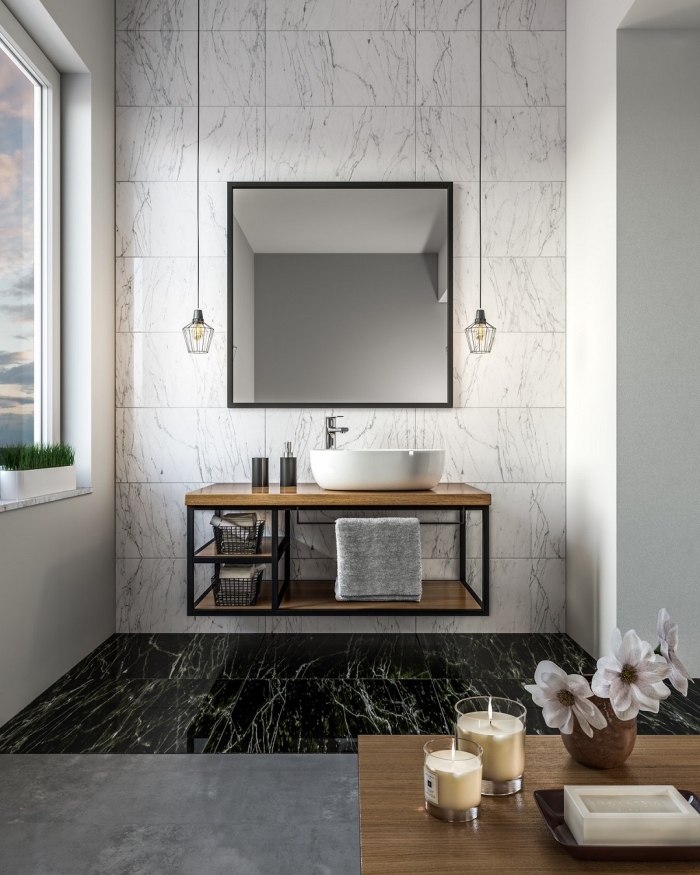 design intérieur salle de bain luxueuse aux murs en carreaux effet marbre avec sol en dalles noirs et meuble bois