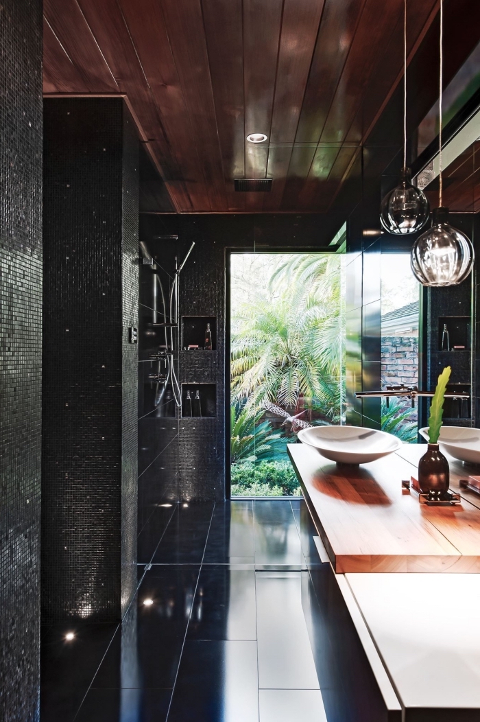 décoration salle de bain noire au plafond bois avec meuble sous vasque bois laqué, idée petite lavabo moderne