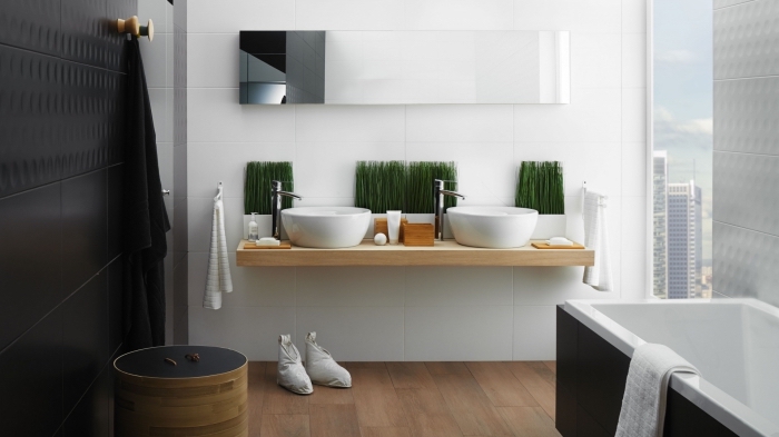 idée salle de bain en blanc et noir avec plancher en bois, modèle de baignoire autoportante moderne en blanc et noir