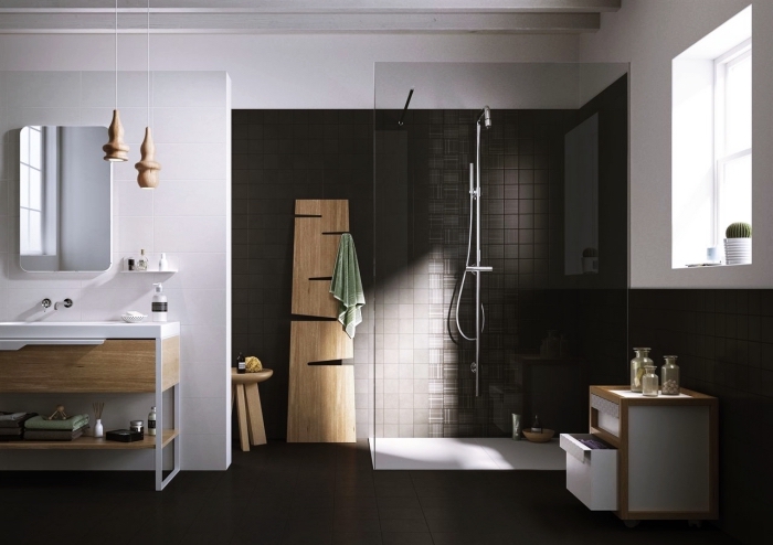 avec quelle couleur associer le gris dans l'intérieur, modèle de salle de bain en blanc et gris anthracite avec éléments en bois