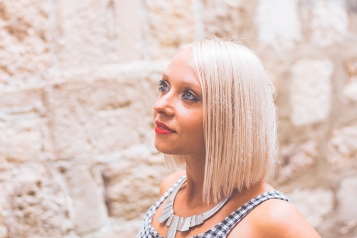 idée coupe carré long sur cheveux lisses, couleur de cheveux blond froid, maquillage avec rouge à lèvre rouge mate