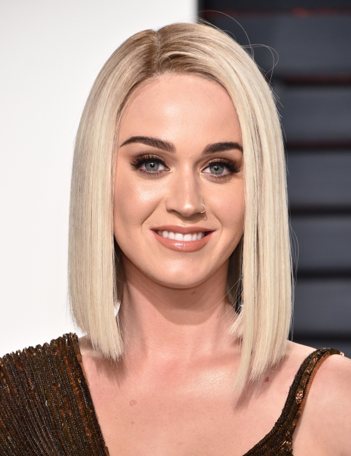 Katy Perry avec coupe carré plongeant de couleur de cheveux blond blanc avec racines châtain, idée coupe mi long