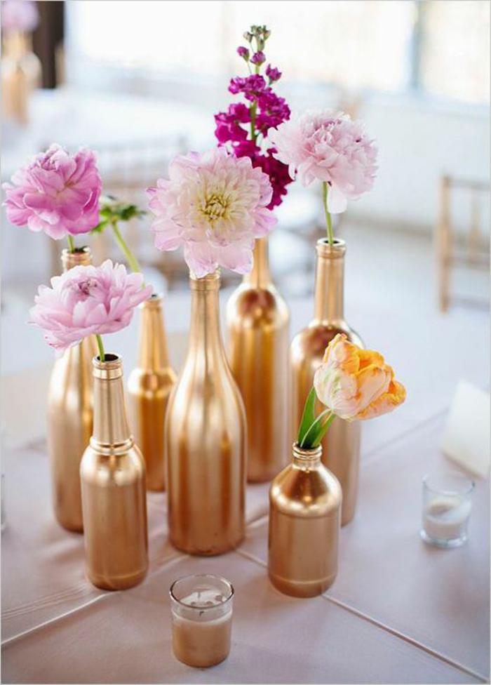 bouteilles décorées comme vases, déco de table couleur or, centre de table joli et créatif