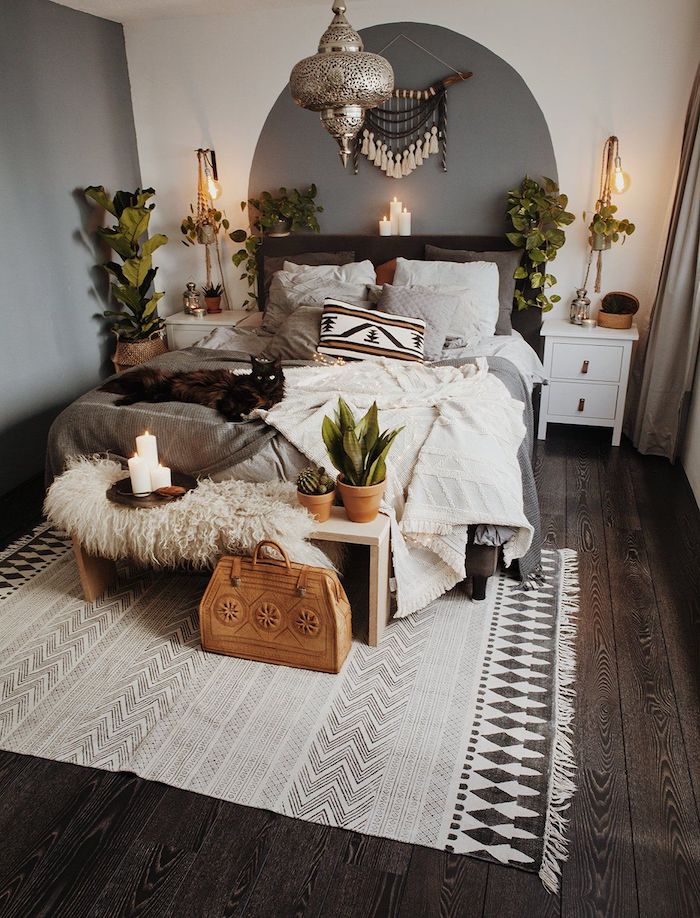 Chambre à coucher style boheme chic, tapis berbere, aménagement chambre ethnique originale avec tapis modenre