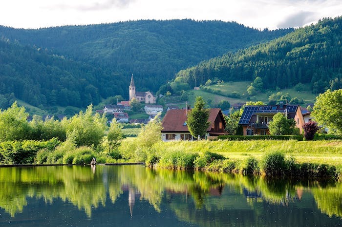 Petit village au bord de lac à la montagne, fond d écran paysage, les plus belles images du monde