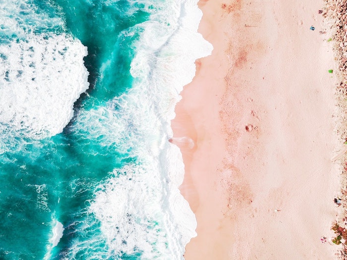 Vue de haut de la mer, onde sur la plage, sable orange-rose, fond d'écran plage, magnifique photo de paysage d'été