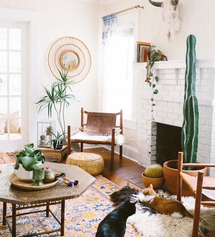 cheminée blanche, table orientale, chaises bois et cuir, cactus en pot et autres idées de plantre verte intérieur, deco boheme dépaysante