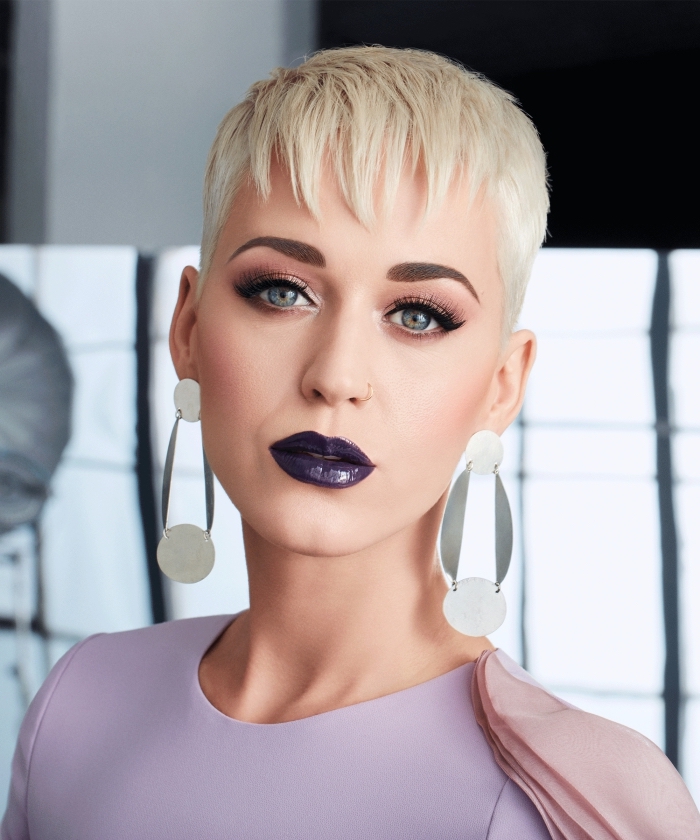Katy Perry avec coupe garçon blond, idée couleur de cheveux blond polaire sur base châtain, coupe courte avec frange