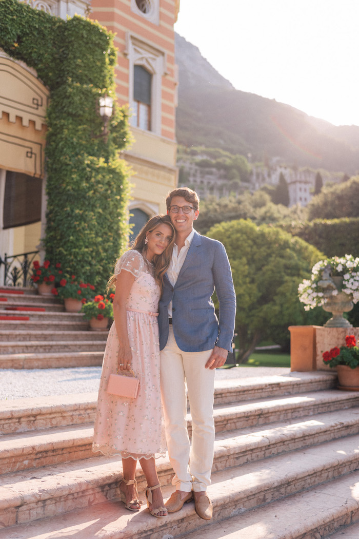 Julia Angels et son mari en Italie, mariage invités tenues, homme et femme, robe invitée mariage, robe femme habillée, tenue de mariage femme
