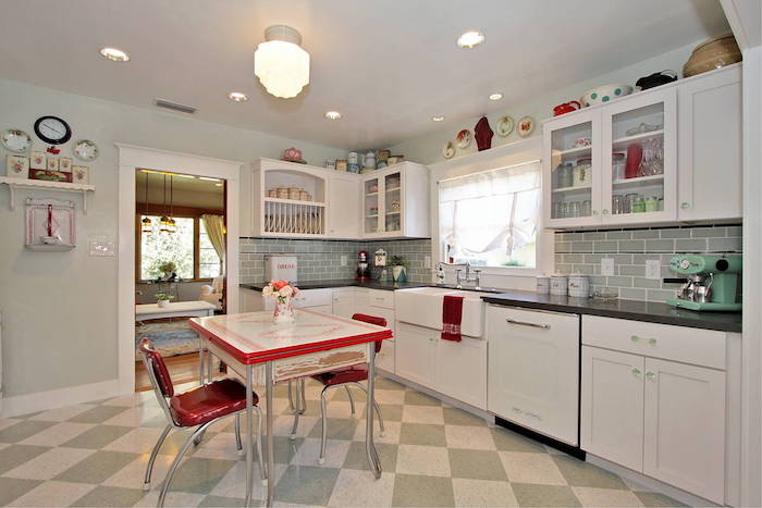 Style des chaines de restauration vite des années 50, retro deco, salle de séjour ouverte à la cuisine rétro
