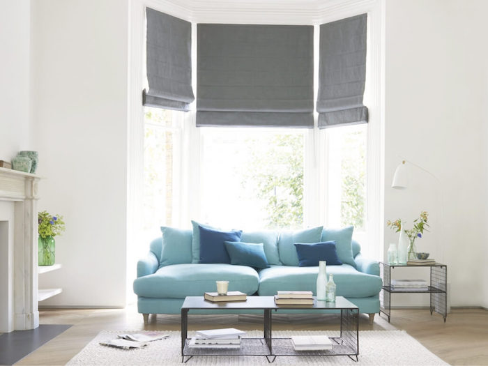 Salon en bleu, blanc et gris, espace stylé en design simple, canapé bleu confortable et table basse moderne