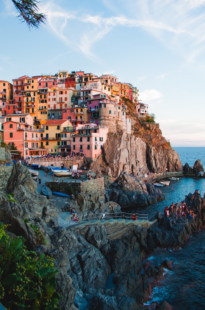 Cinque terre Italie, maisons colorés sur un rocher au bord de la mer, fond ecran nature, arrière plan images gratuites, image de fond