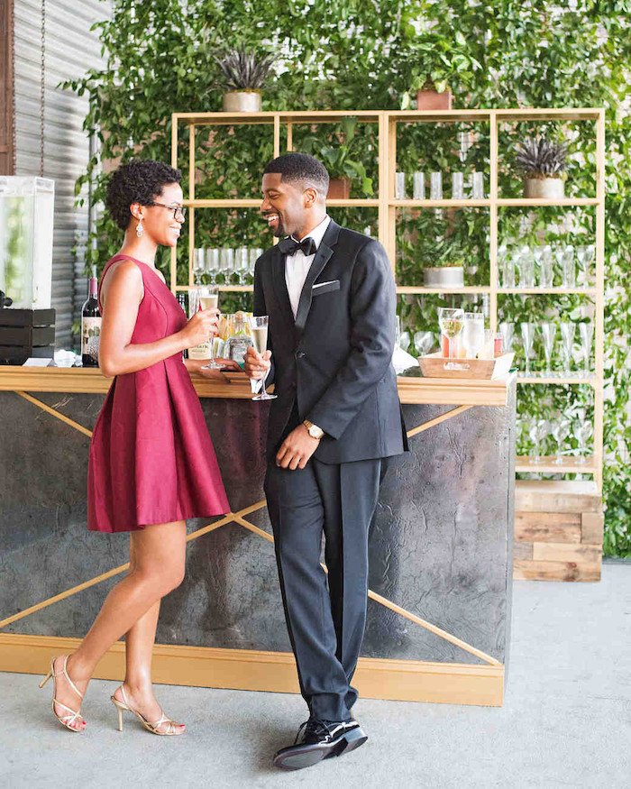 Couple tenue cocktail, robe femme habillée, robe mariage invité, chic idée tenue mariage