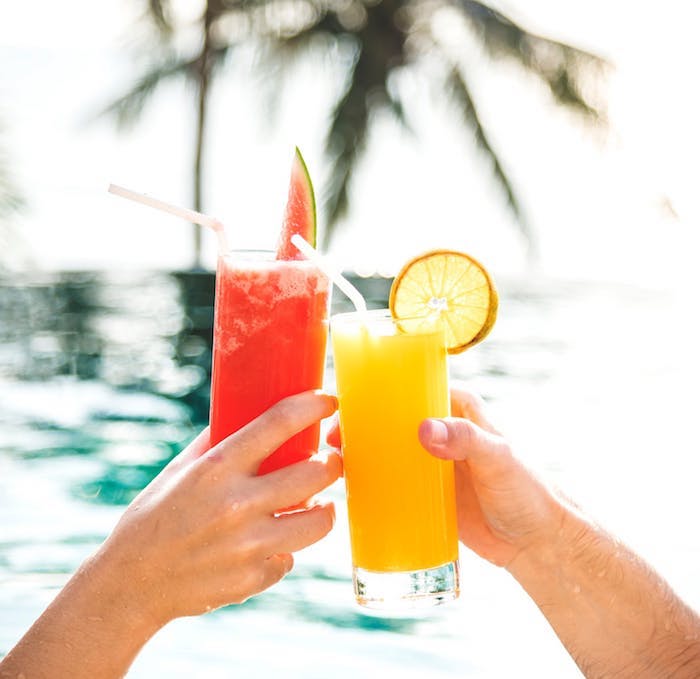 Cocktails de fruits, beau endroit avec palmiers, fond ecran mer, image de fond le plus beau paysage du monde 