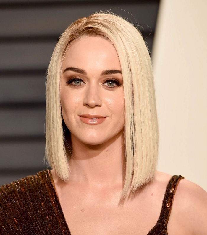 Katy Perry aux cheveux en carré plongeant long lisses, technique de coloration racines foncées avec longueurs blond 