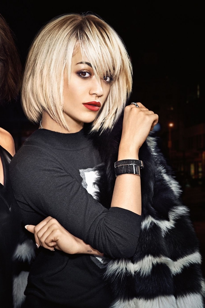 coupe de cheveux de Rita Ora avec un carré plongeant effilé, idée coupe carré avec frange et mèches autour du visage
