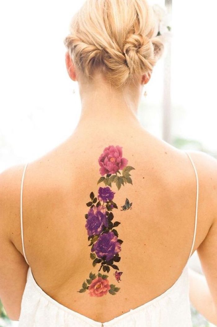 tatouage dos le long de la colonne vertébrale, motifs floraux, coiffure chignon bas, roses et pivoines, fines bretelles