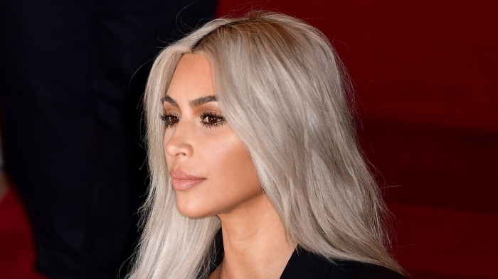 idée couleur blonde platine, Kim Kardashian aux cheveux longs lâchés de couleur blond blanc aux reflets gris clair