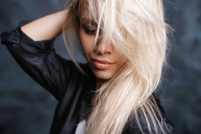 quelle couleur de cheveux pour peau bronzée, exemple de coloration platine blond polaire sur cheveux châtain