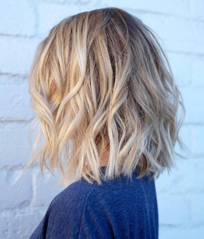 coupe de cheveux carré long, coiffure cheveux mi longs avec ondulations, technique de coloration mèches blondes