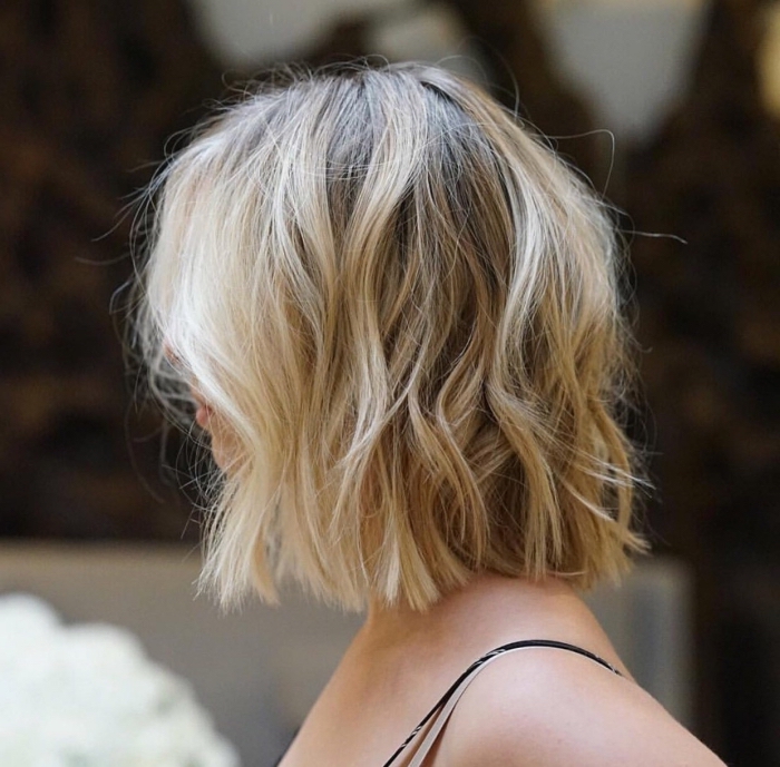 idée coiffure blonde sur cheveux en carré mi long avec ondulations effet wavy, coloration cheveux châtain avec mèches blondes