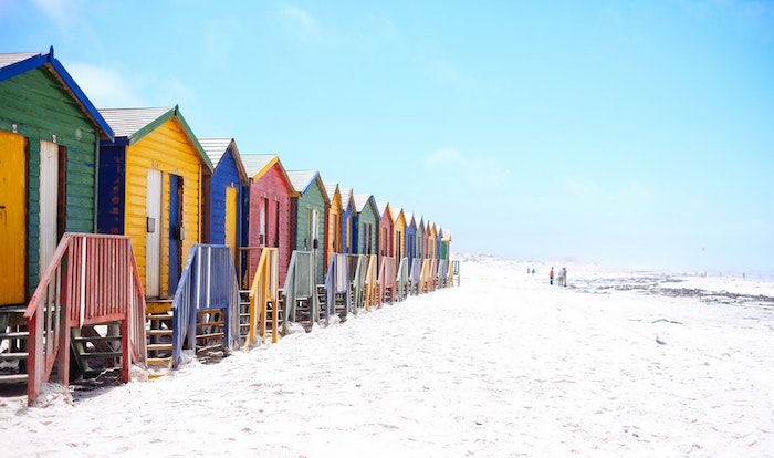 Coloré cabine sur la plage, fond d'écran stylé, endroit le plus beau, image paysage, couleur à découvrir cet été