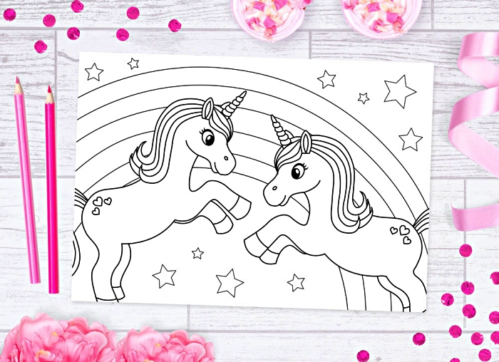 dessins pour coloriage sur le thème des licornes, dessins pour coloriage en ligne, coloriage licorne jouant devant un arc-en-ciel
