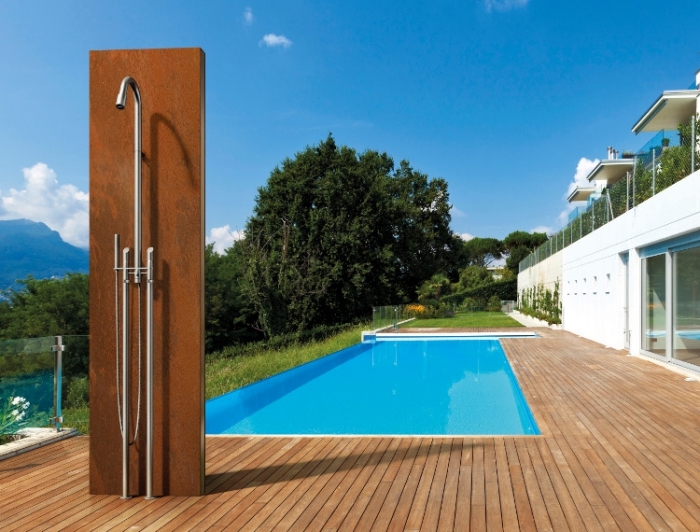 idée aménagement extérieur de maison avec piscine, exemple de revêtement de sol pour une terrasse en bois