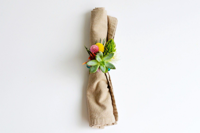 tissu en lin enroulé et décoré avec un anneau de serviette aux fleurs, deco a faire soi meme