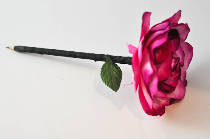 cadeau atsem original maitresse, crayon personnalisé d une fleur artificielle, rose à pétales rouges