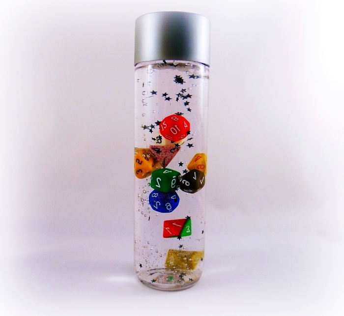 idée activité manuelle en classe avec montessori, diy bouteille jouet pour enfant éducatif remplie de l'eau et d'huile
