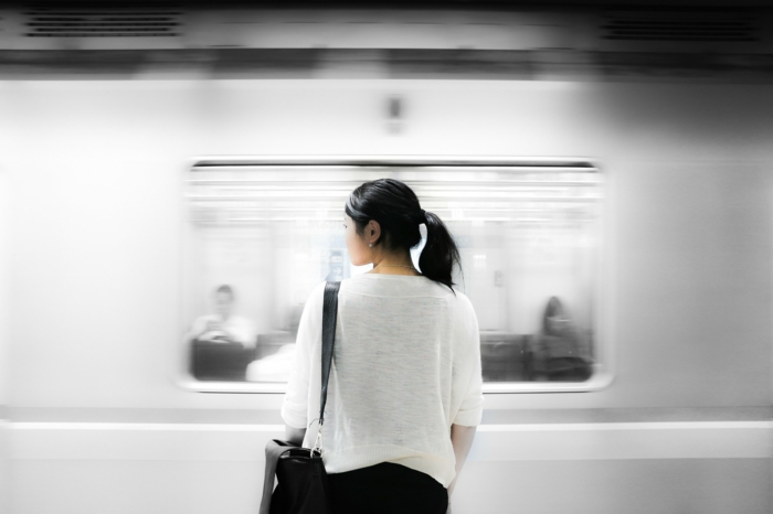 voyager avec les transports communs, jeune fille devant le métro, fille avec t shirt blanc, pantalon noir