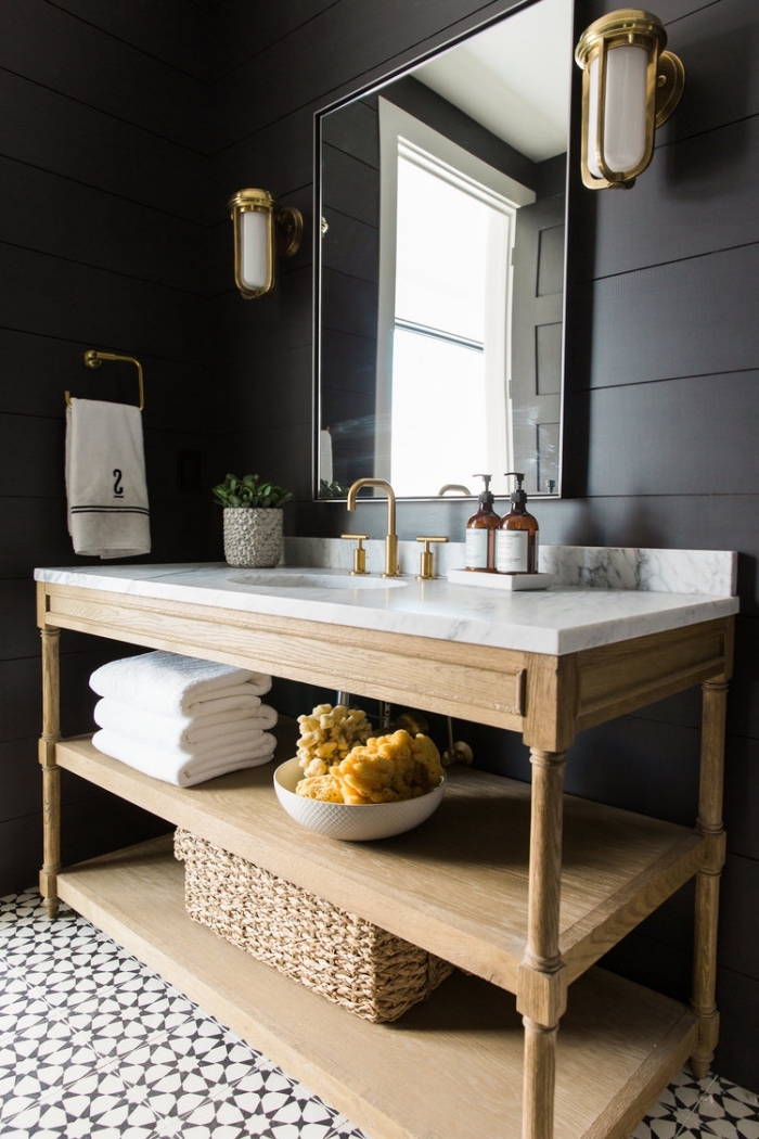 décoration petite salle de bain aux murs en panneaux noirs avec meubles blanc et bois, idée meuble sous vasque