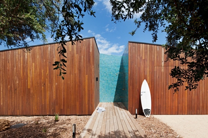 idee amenagement jardin, modèle de douche en plein air aux murs bois et pan de mur en carrelage mosaïque turquoise