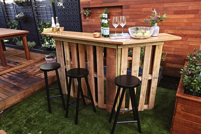 fabriquer meuble avec palettes récupérées pour aménager un bar de jardin extérieur, bar à cocktails en palettes