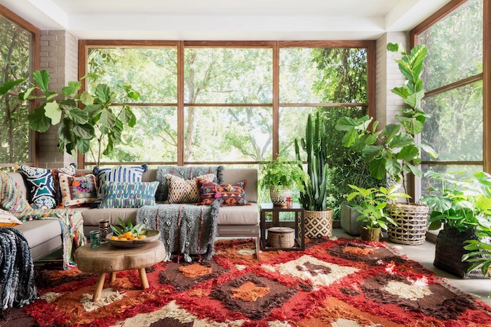 Shaggy tapis rouge, déco berbère, tapis berbere, chambre joliment décorée, porte fenêtre décoré de plantes vertes, chouette idée pour le salon moderne ethnique