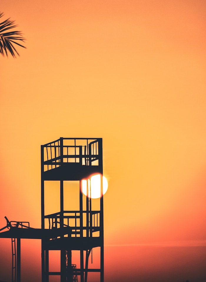 Photo au coucher de solei, objet en devant et couleurs rouge-orange au fond, image été ordinateur arrière plan, fond d'écran original