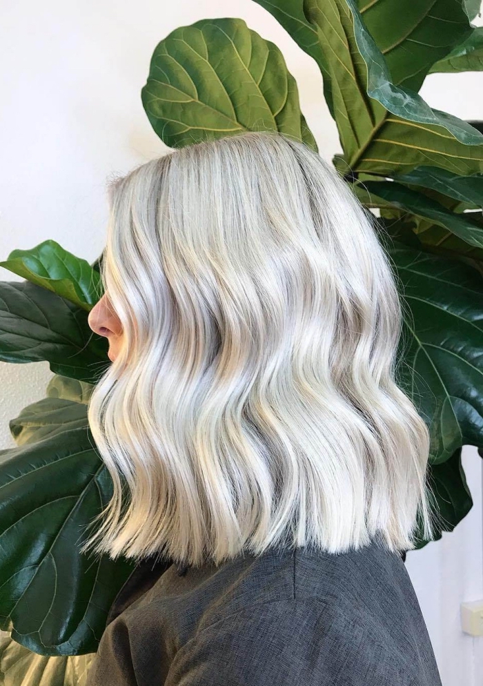 exemple de carré long blond blanc aux reflets gris, modèle de coiffure facile sur cheveux lisses avec vagues