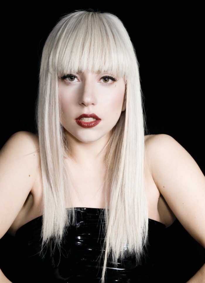 Lady Gaga aux cheveux longs et lisses de couleur blond blanc, exemple célébrité avec coupe de cheveux avec frange