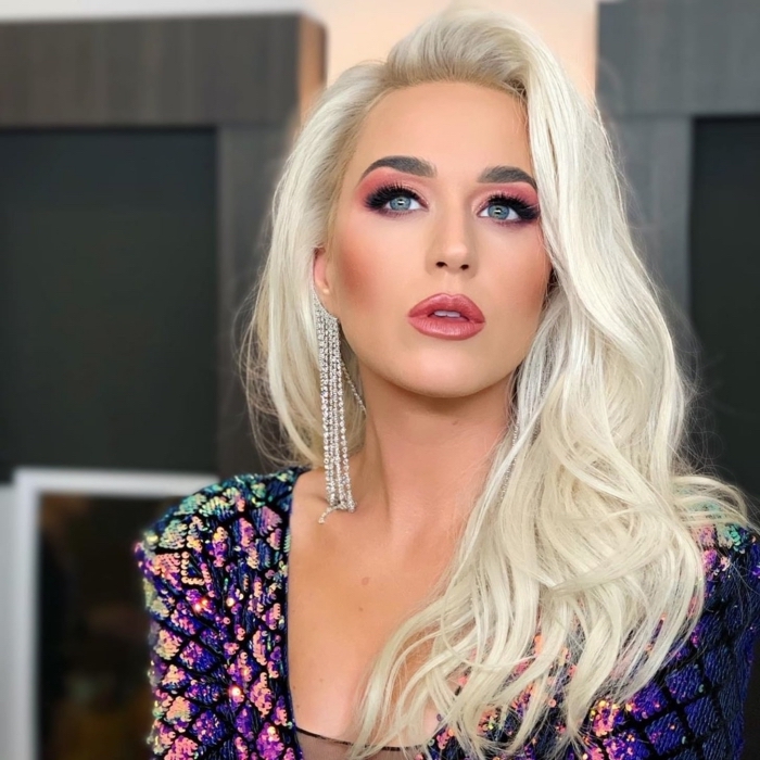 coiffure célébrité aux cheveux longs lâchés de Katy Perry, idée coloration tendance patine blond avec racines châtain clair