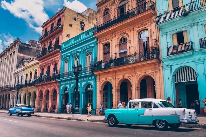 Cuba avec toutes ses couleurs, arriere plan nature en été, fond d'écran original pour l'ordinateur, voiture vintage bleu et blanc