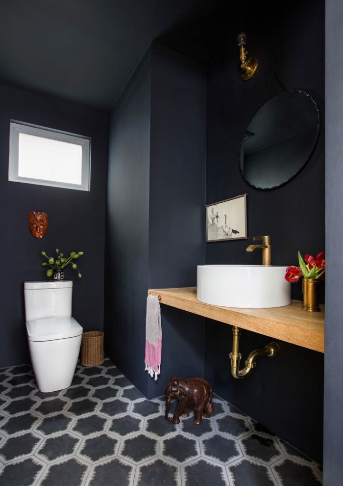 exemple de petite salle de bain noire avec meuble sous vasque en bois, salle de bain tendance aux motifs héxagonaux