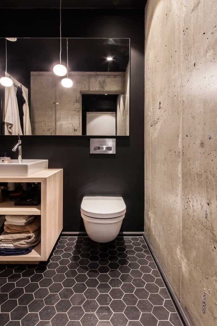 comment aménager une petite salle de bain de style industriel, idée salle de bain en noir avec meuble bois clair