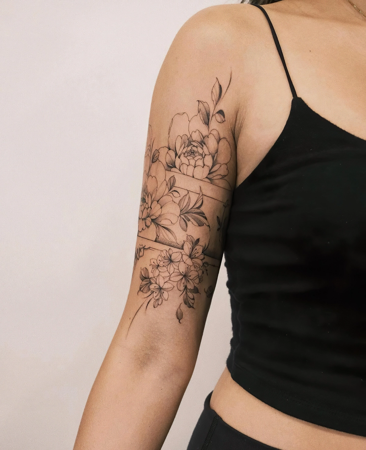debardeur noir art corporel interieur bras motifs floraux feuilles