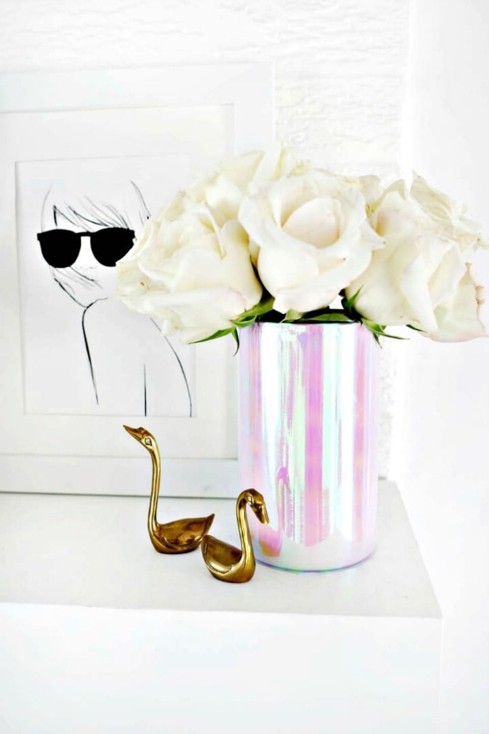 decoration de table holographique, vase en gris et rose remplie de roses blanches, dessin artistique, cygnes décoratives dorées