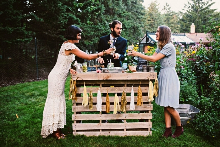  deco bar de jardin champêtre pour mariage, bar à boissons à fabriquer soi même avec des palettes