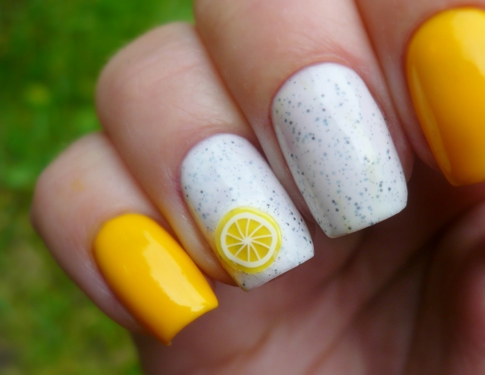 déco nail art fruitée, deco ongle ete aux couleurs acidulées, citron, ongles carrés en jaune et blanc